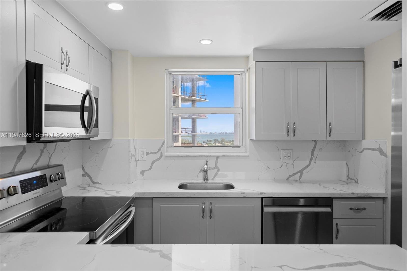 BAY PARK TOWERS CONDO · #1018 in Miami - Photo 3