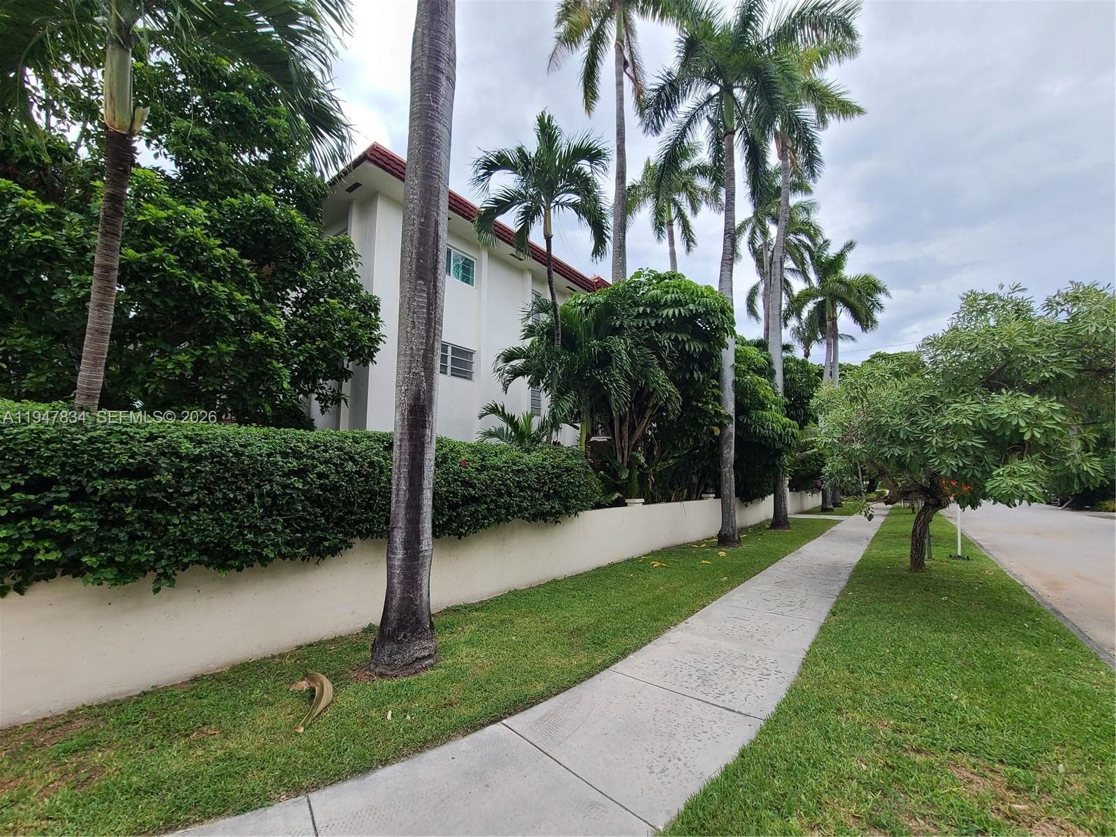 Very peaceful road, yet 2 blocks from Lincoln Road!