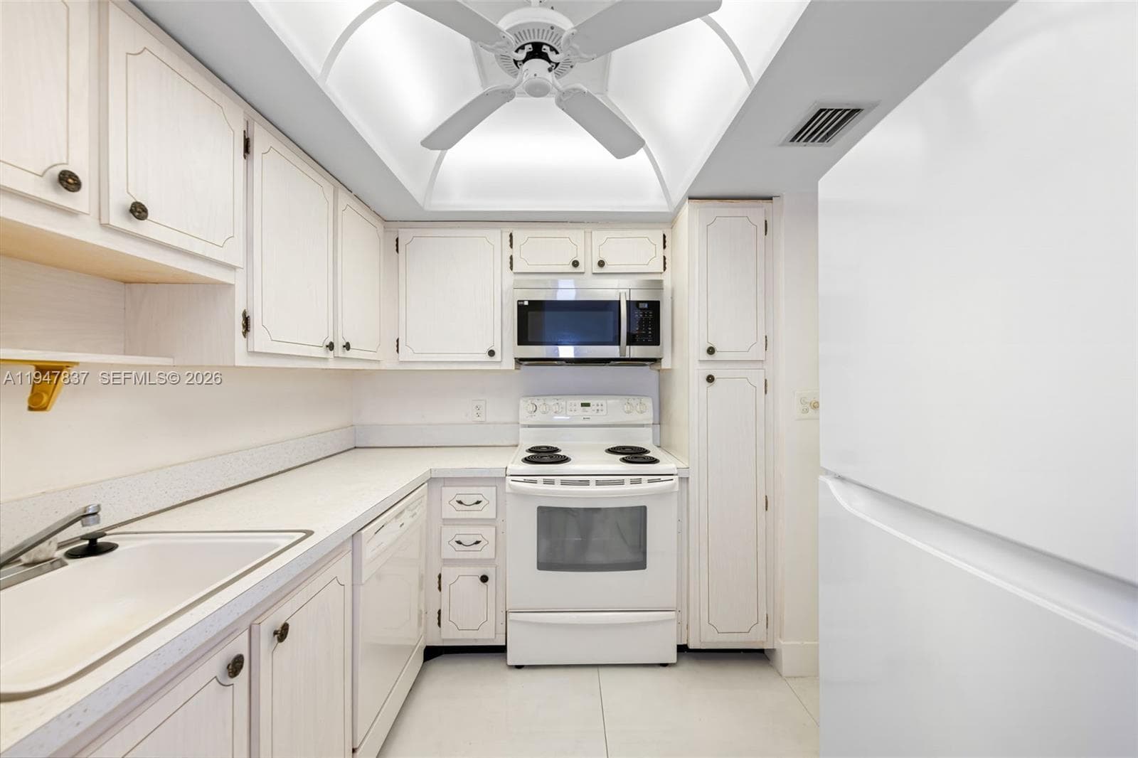 GOLDEN ISLES YACHT CLUB C · #707 in Hallandale Beach - Photo 5