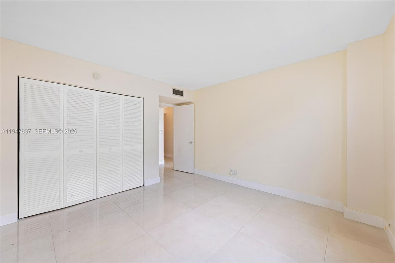 GOLDEN ISLES YACHT CLUB C · #707 in Hallandale Beach - Photo 9