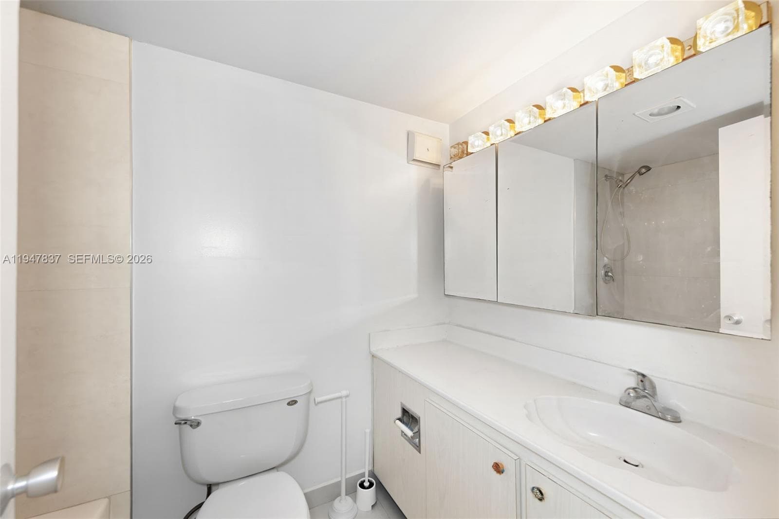 GOLDEN ISLES YACHT CLUB C · #707 in Hallandale Beach - Photo 11