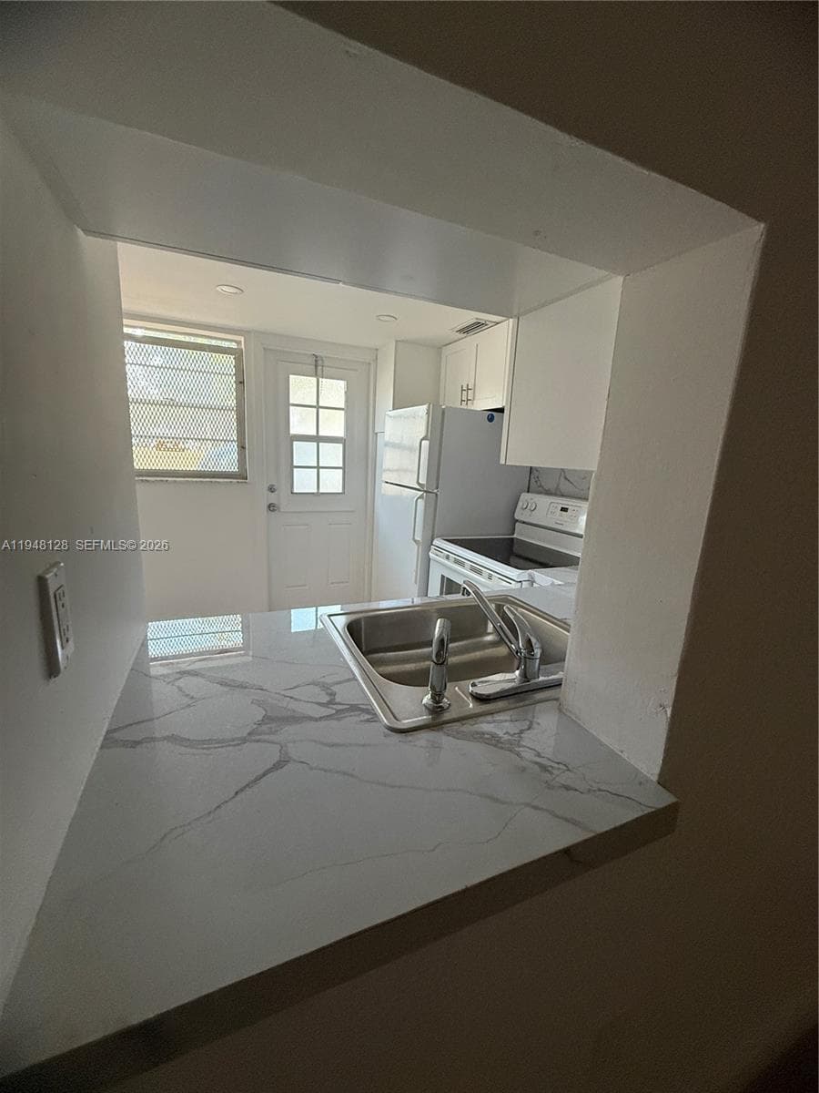 BISC LAKE GARDENS NO 2 BL · #F105 in Aventura - Photo 2