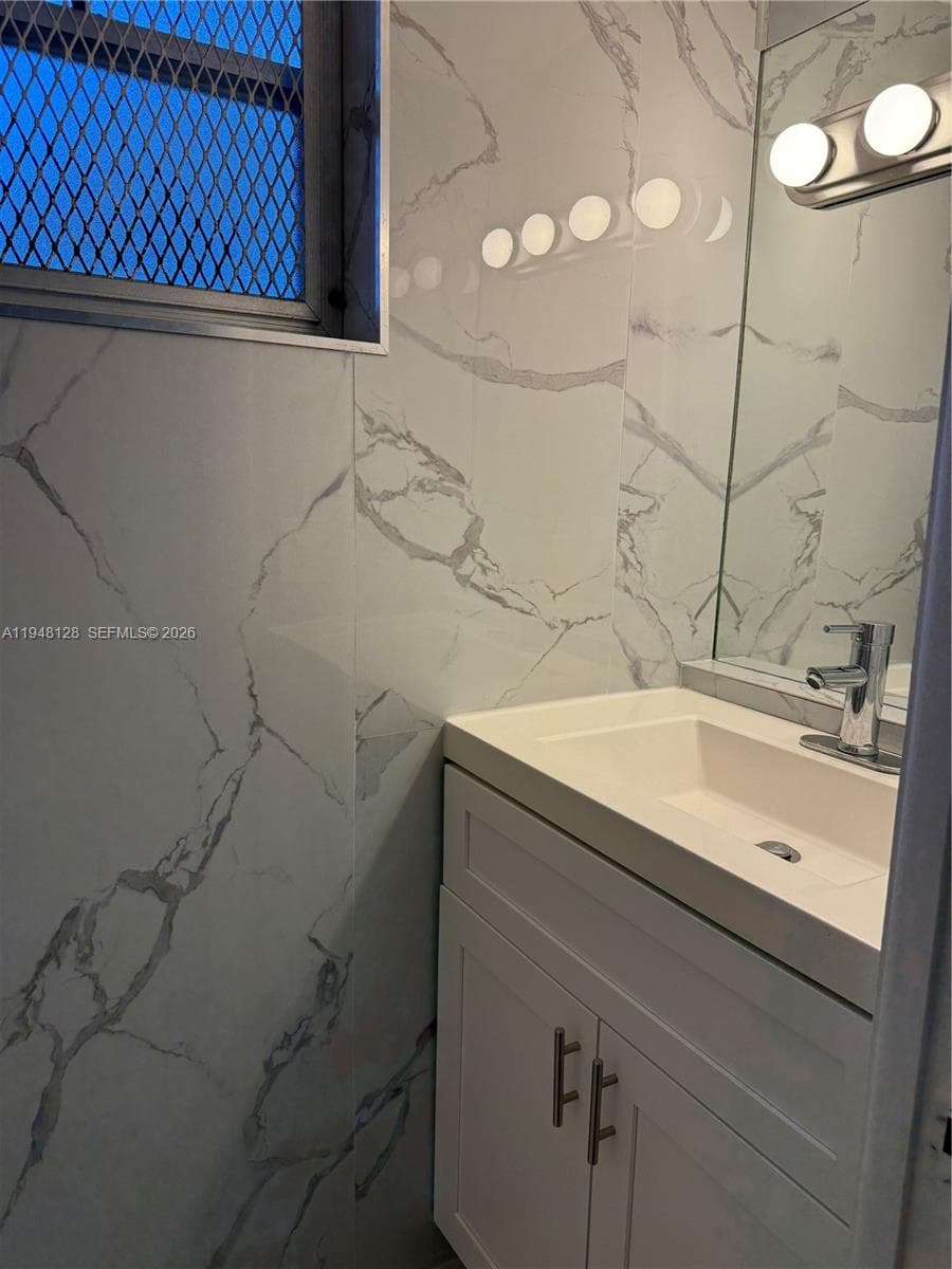 1/2 Bath
