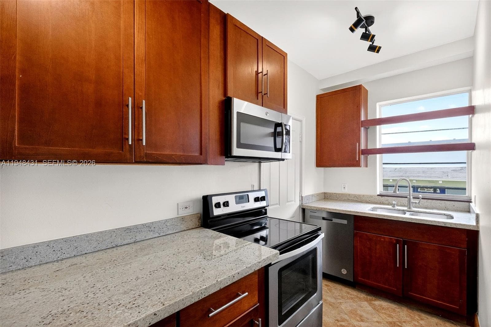 Well equipped kitchen with dishwasher & microwave