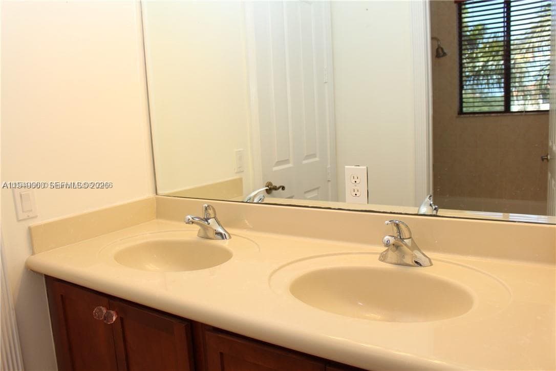 second bathroom Jack&Jill style