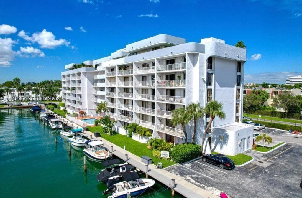 CRICKET CLUBHOUSE CONDO · #311 in Miami - Photo 10