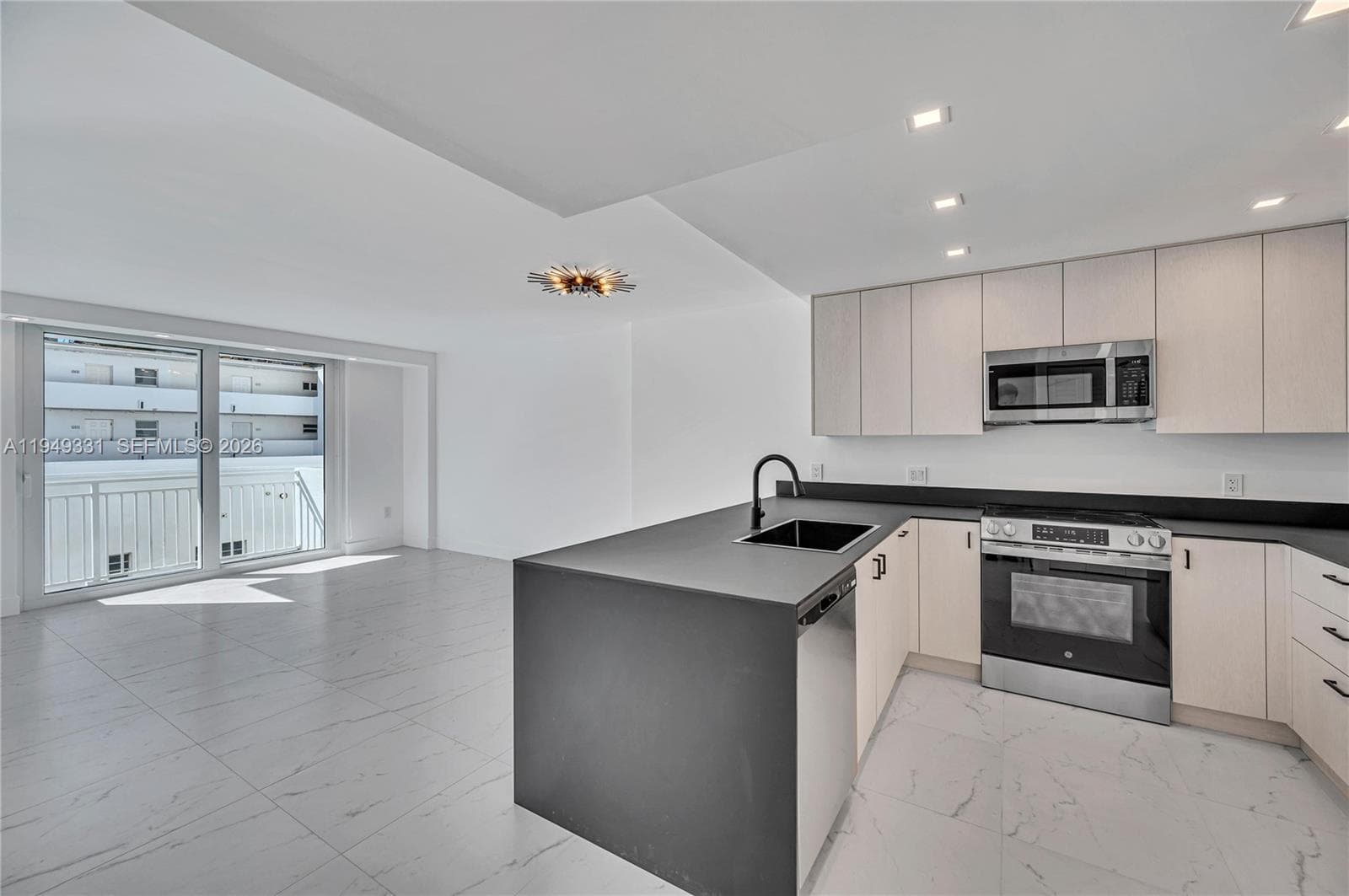 OCEAN POINT CONDO · #508 in Miami Beach - Photo 4