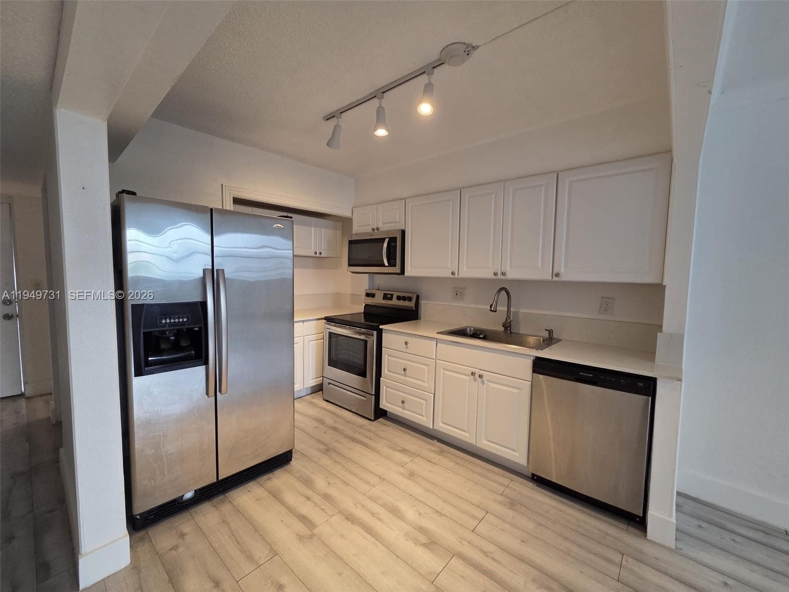 ISLAND SHORES CONDO · #405 in North Miami Beach - Photo 5