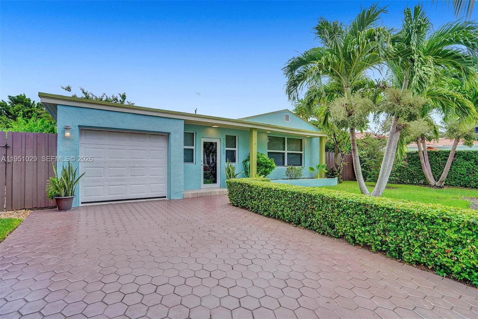 7525 W Treasure Dr photo 2