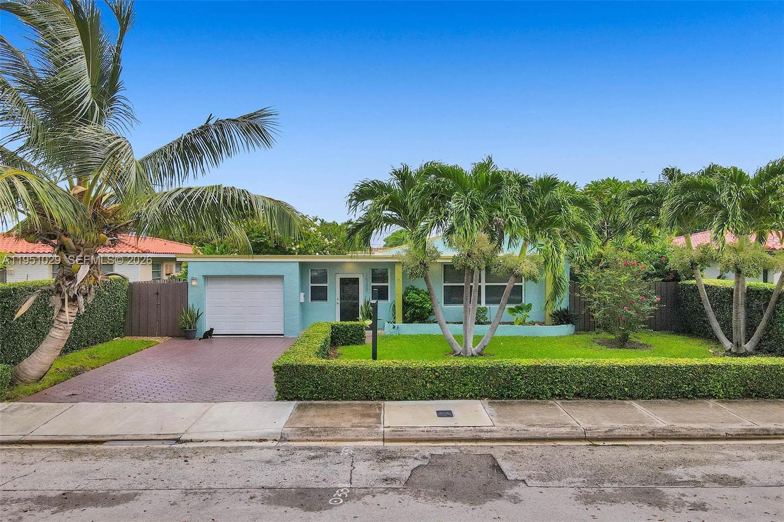 7525 W Treasure Dr photo 1
