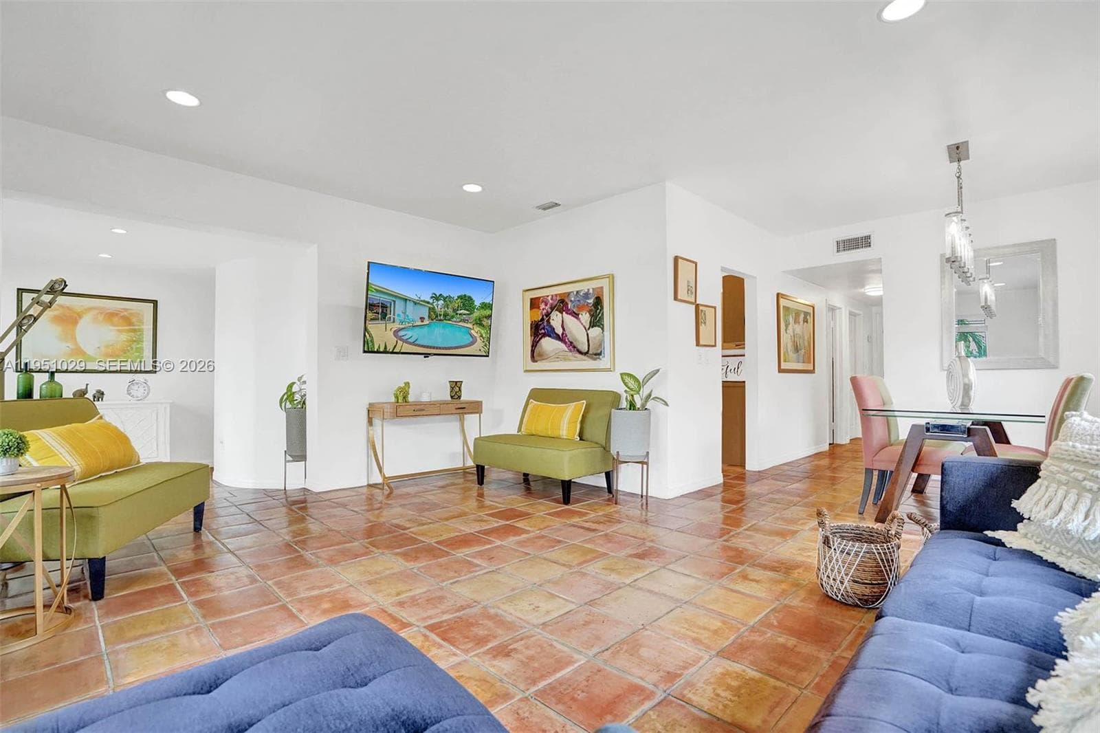 7525 W Treasure Dr photo 5