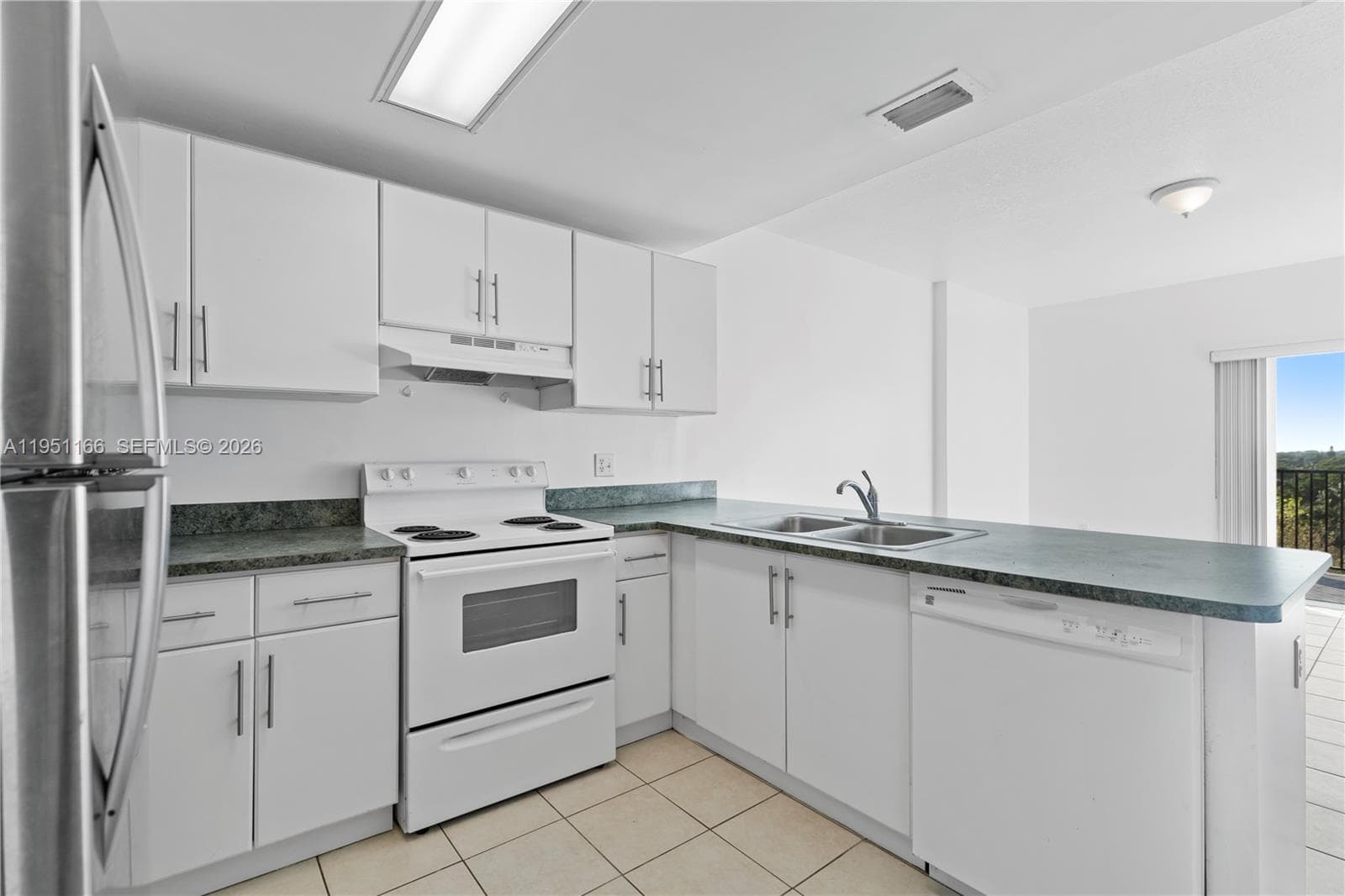 EMERALD PLAZA ON CORAL WA · #706 in Miami - Photo 8