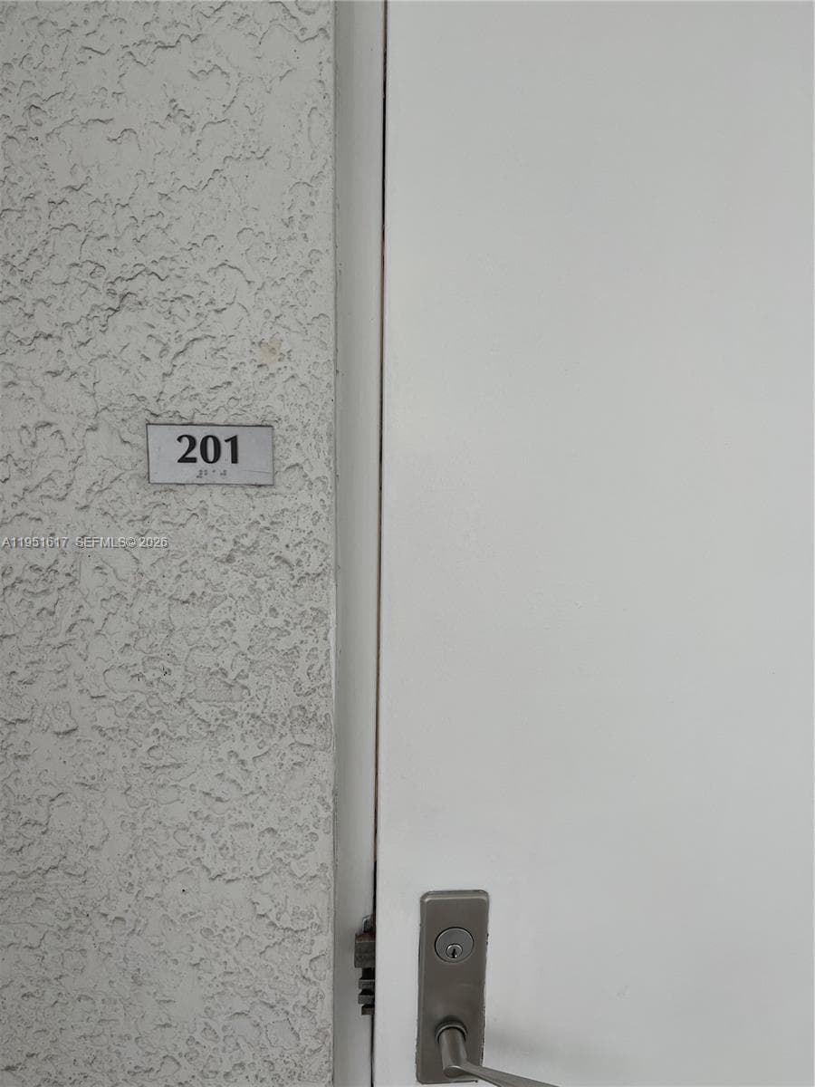 THE OAKS I CONDO · #201 in North Miami - Photo 2