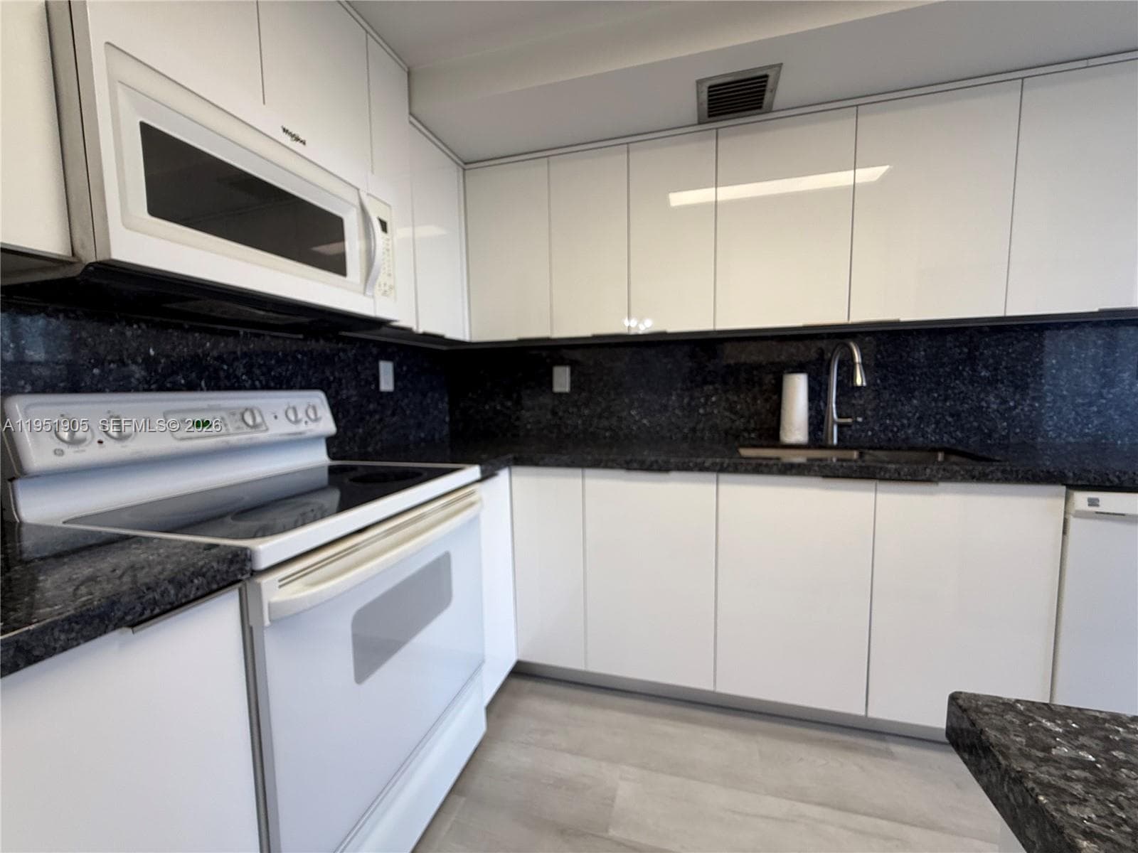 WINSTON TOWERS 700 CONDO · #714 in Sunny Isles Beach - Photo 6