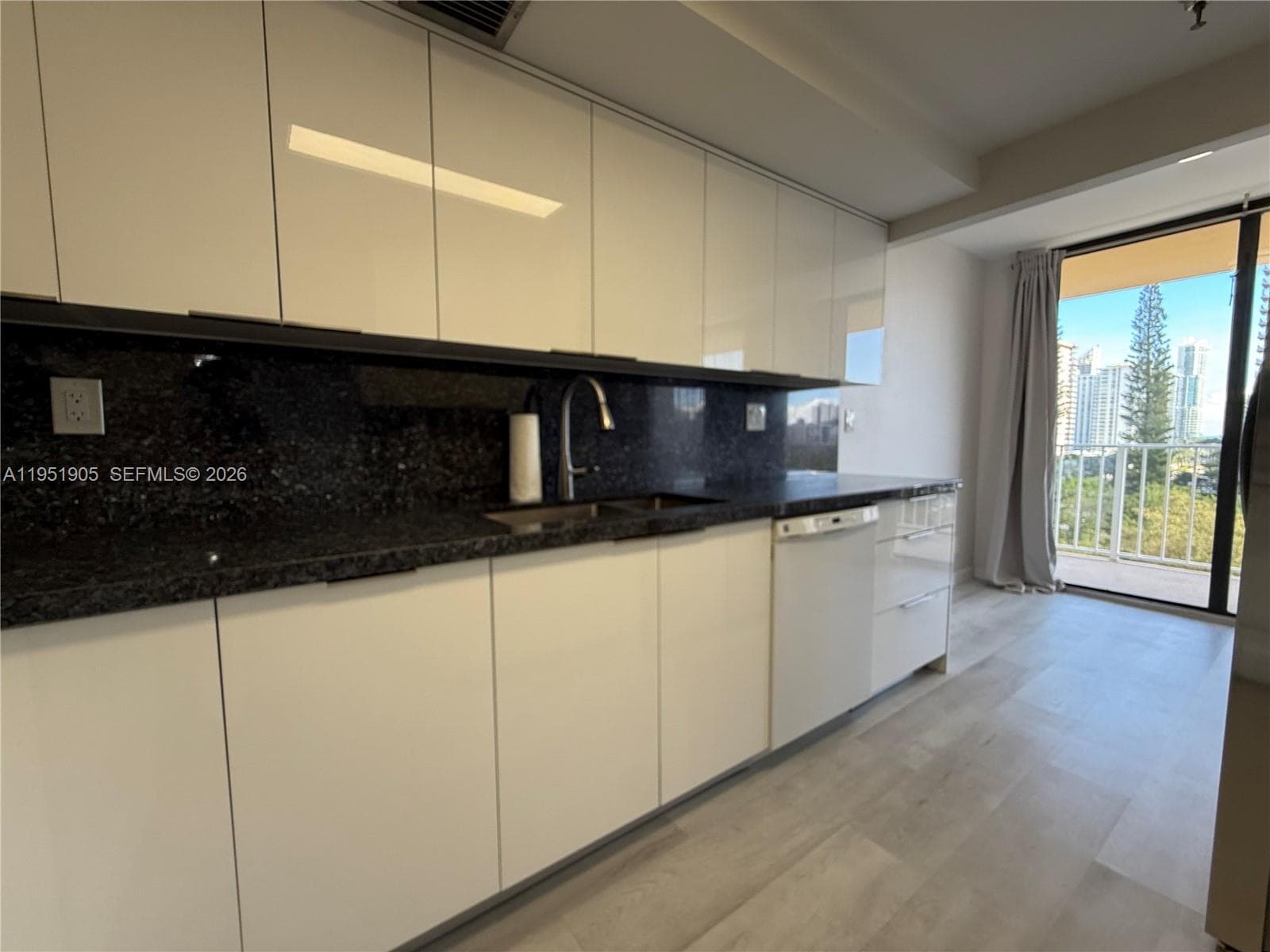 WINSTON TOWERS 700 CONDO · #714 in Sunny Isles Beach - Photo 7