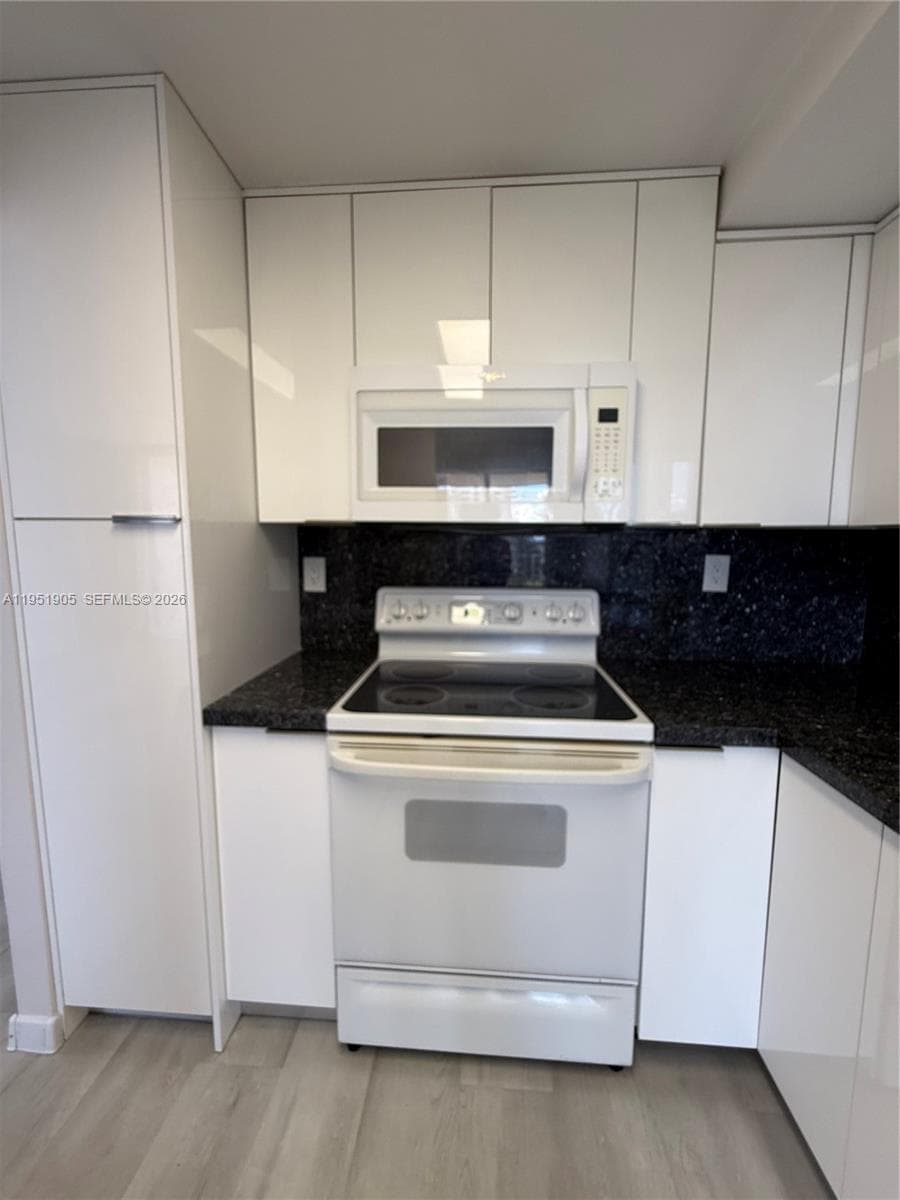 WINSTON TOWERS 700 CONDO · #714 in Sunny Isles Beach - Photo 10