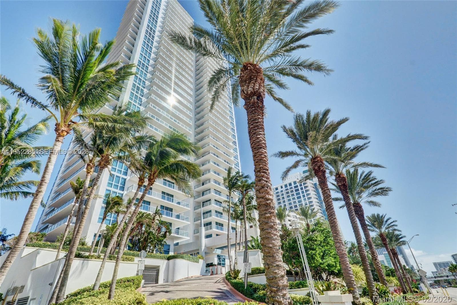 OCEAN PALMS CONDO · #606 in Hollywood - Photo 2