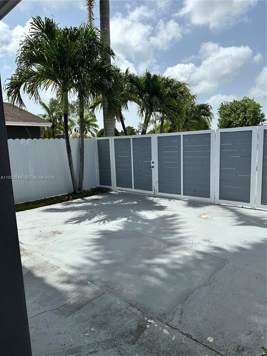 11631 SW 179th Ter photo 3