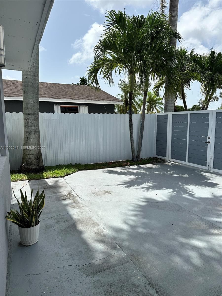 11631 SW 179th Ter photo 4