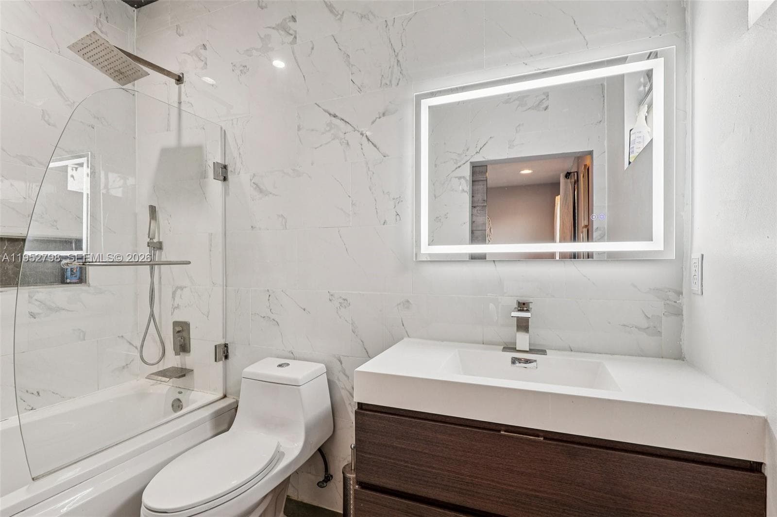 En suite Master Bathroom