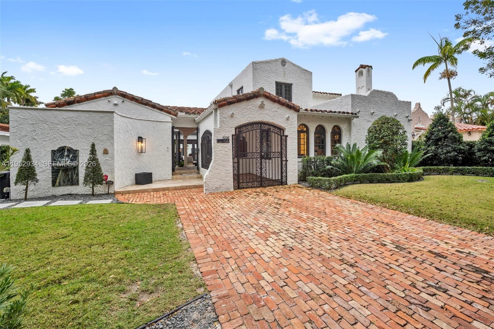 1236 Obispo Ave photo 4