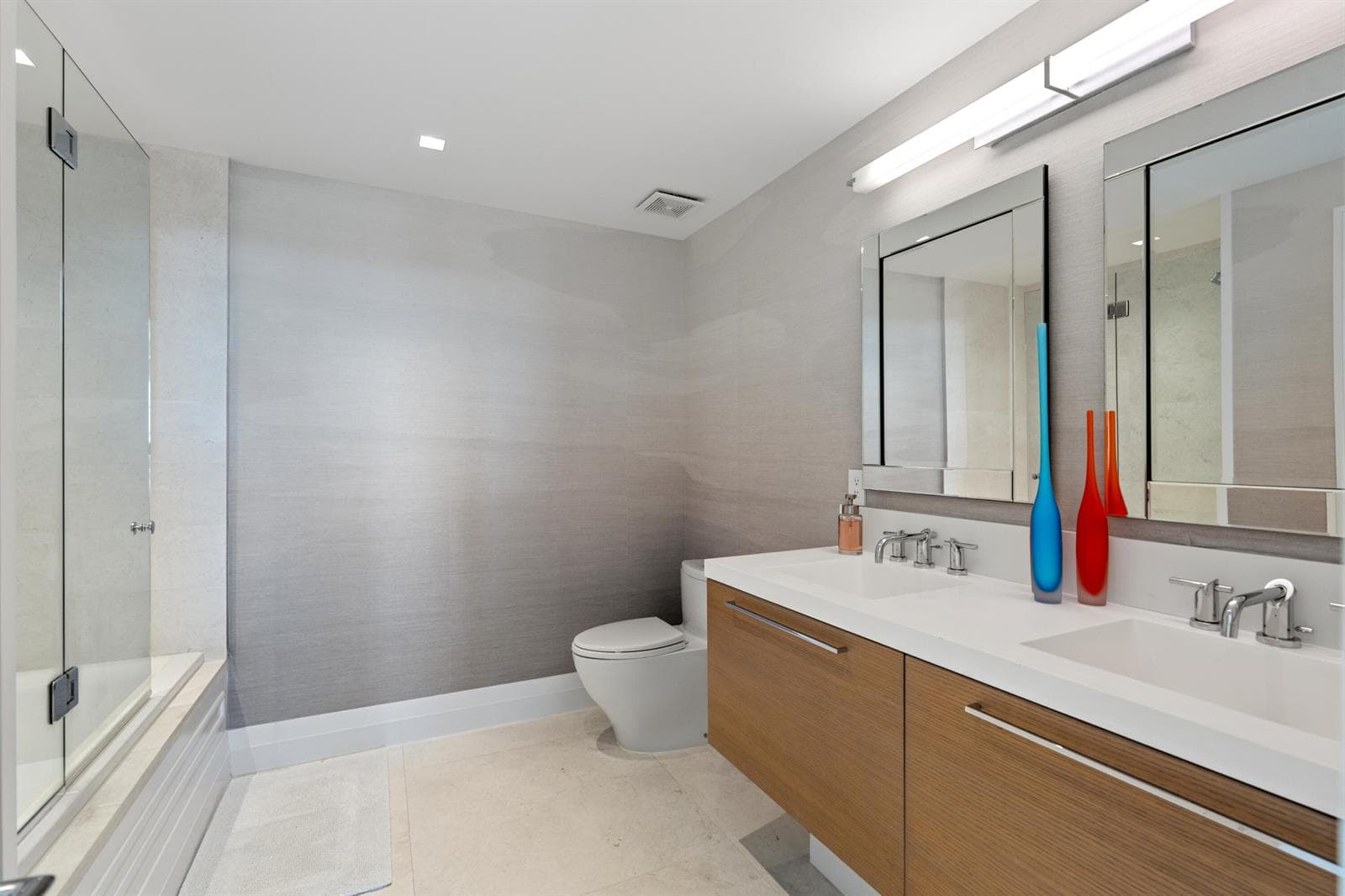 mls_BATHROOM_1_ANGLE_DT
