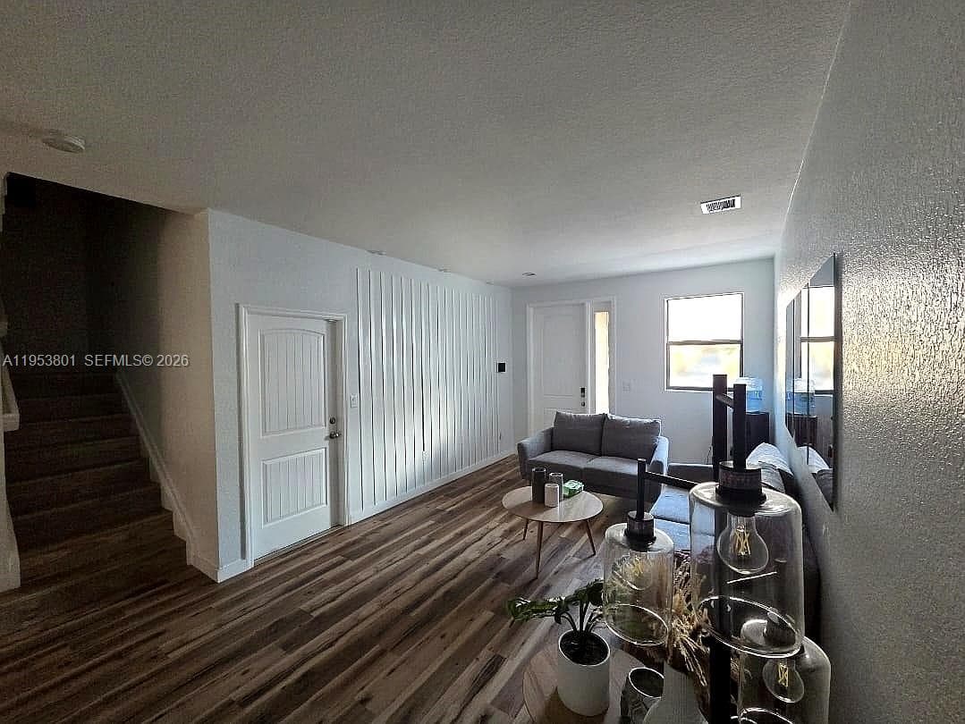 540 NE 33rd Ter photo 2