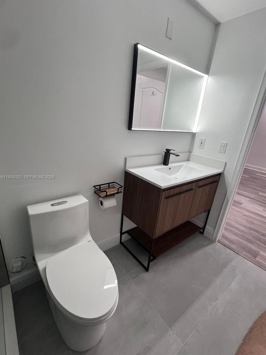 BLUE LAGOON CONDO · #109 in Miami - Photo 15