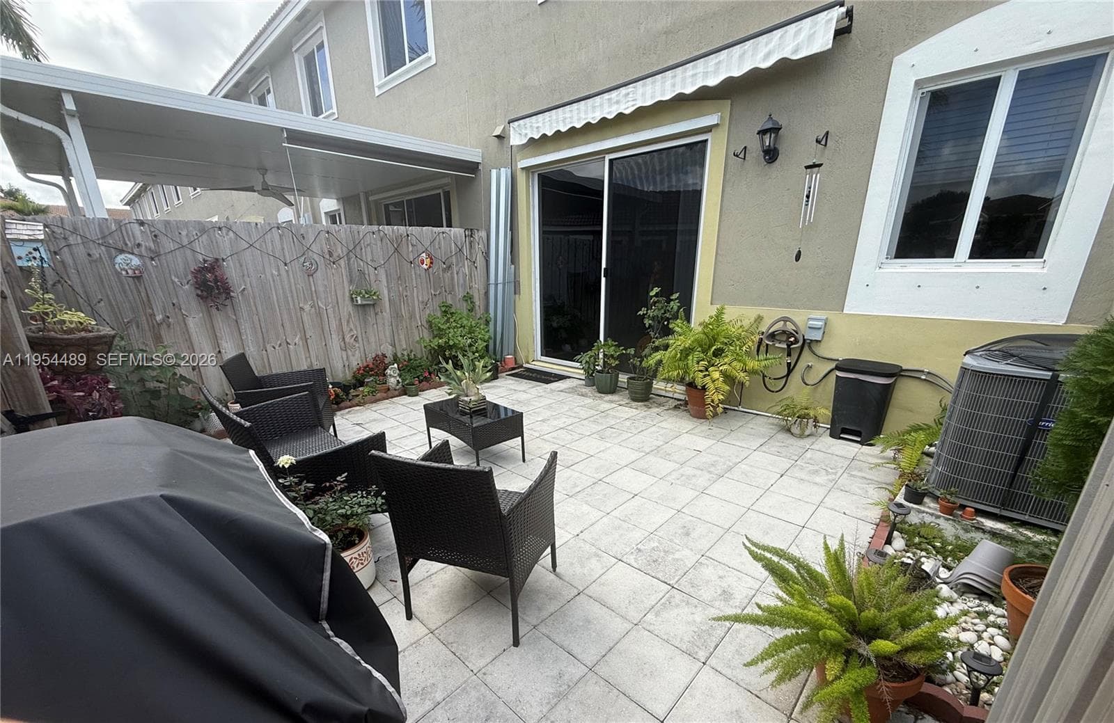 1043 SE 24th Ave photo 2
