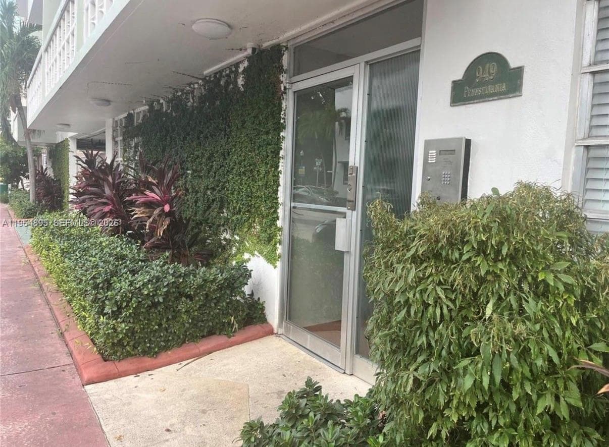 PENN 10 MANOR CONDO · #302 in Miami Beach - Photo 2