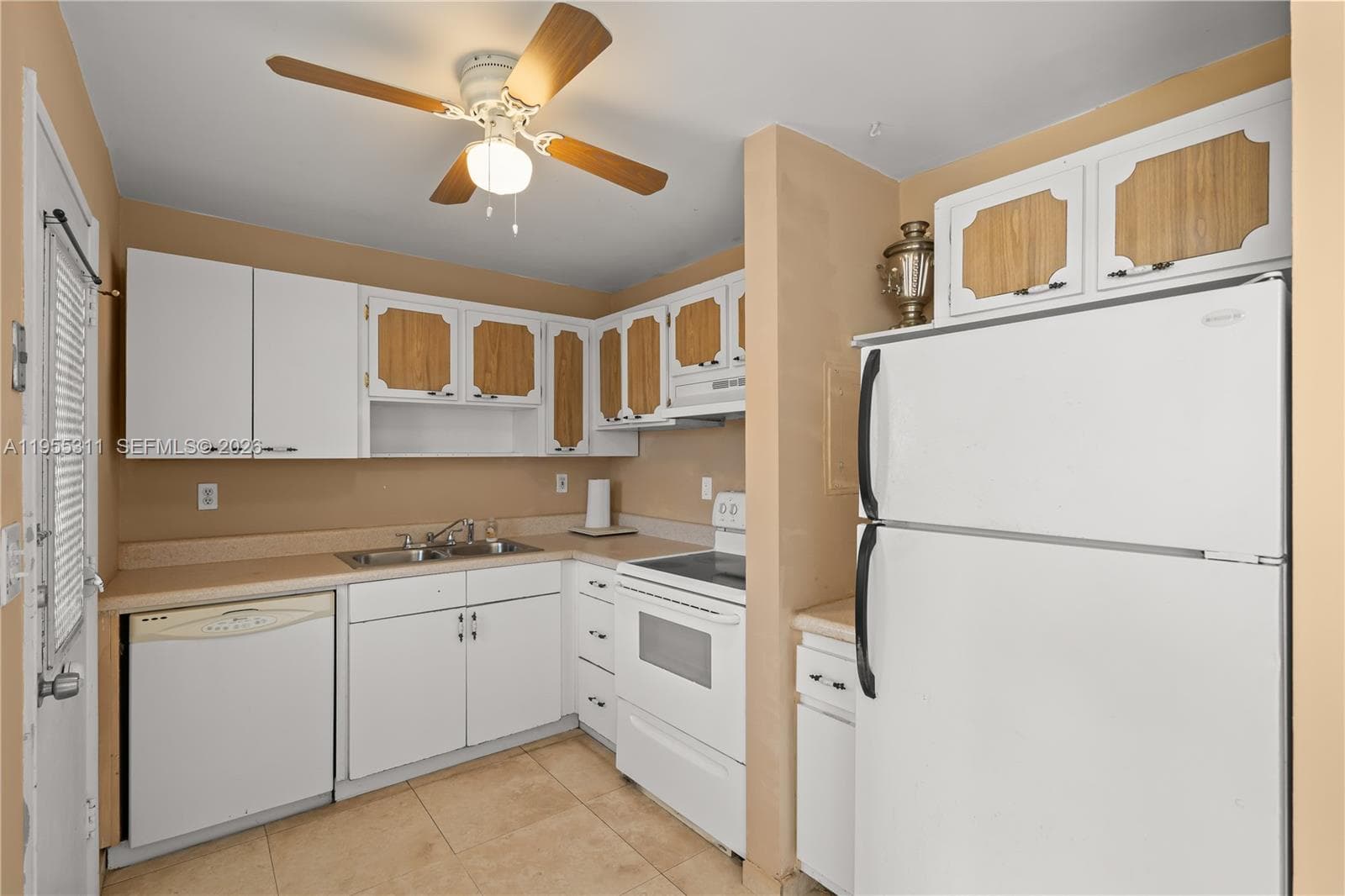 POINT EAST ONE CONDO-BLDG · #E312 in Aventura - Photo 4