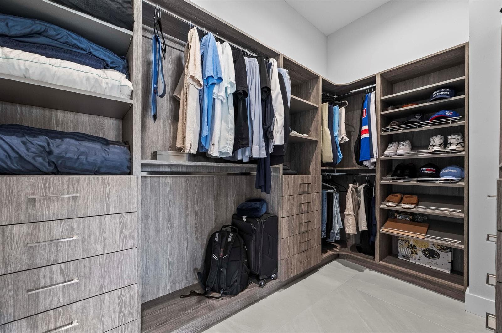 38 Closet 01
