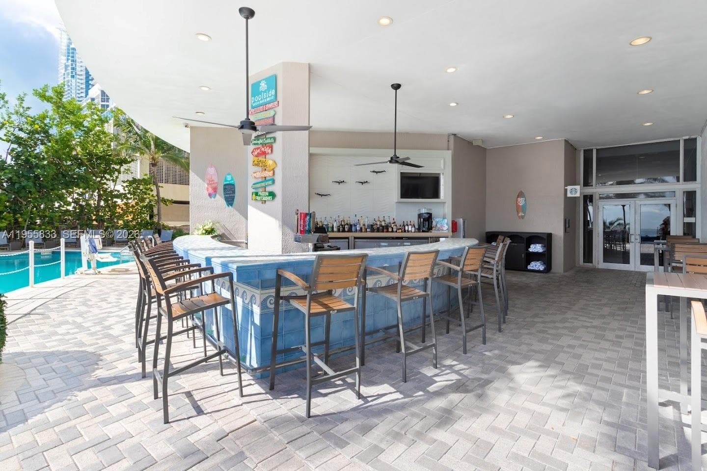 Pool Bar/Poolside Bar
