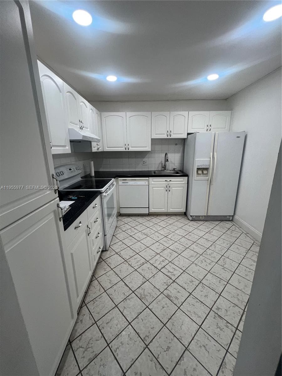 Admirals Port Condo · #405W in Aventura - Photo 6