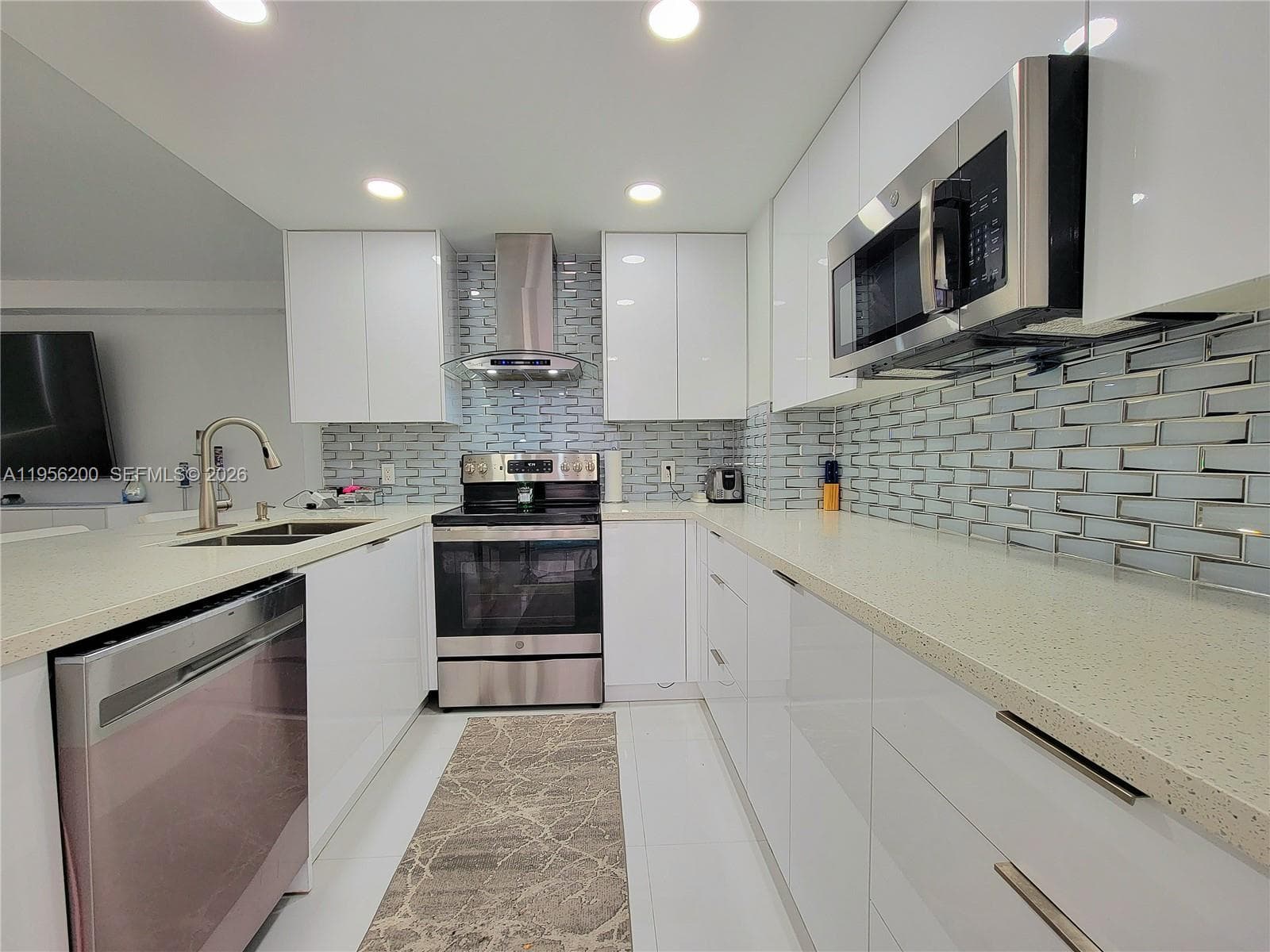 ALEXANDER TOWERS CONDO · #901 in Hollywood - Photo 6