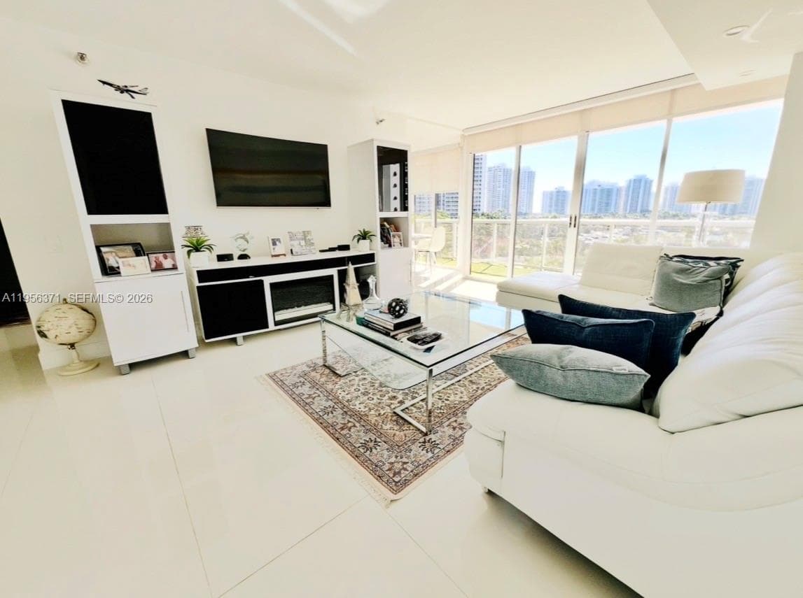 HARBORSIDE AT THE WATERWA · #609 in Aventura - Photo 3