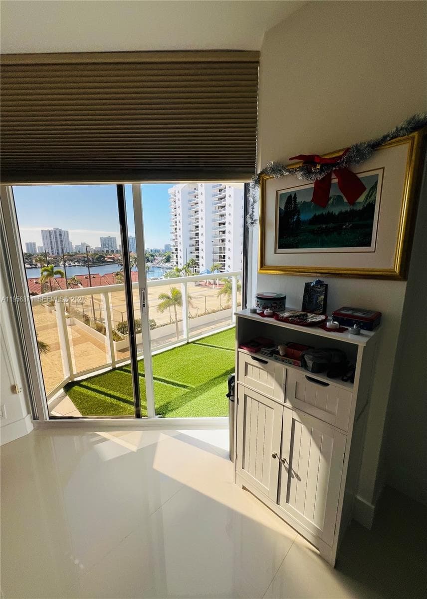 HARBORSIDE AT THE WATERWA · #609 in Aventura - Photo 36
