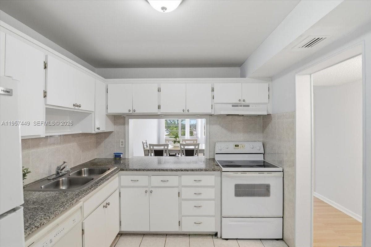 THIRD GULFSTREAM GARDEN · #501G in Hallandale Beach - Photo 16