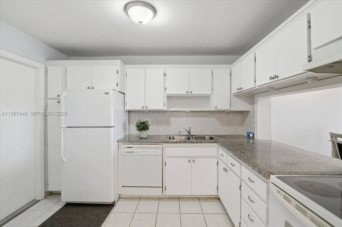 THIRD GULFSTREAM GARDEN · #501G in Hallandale Beach - Photo 18