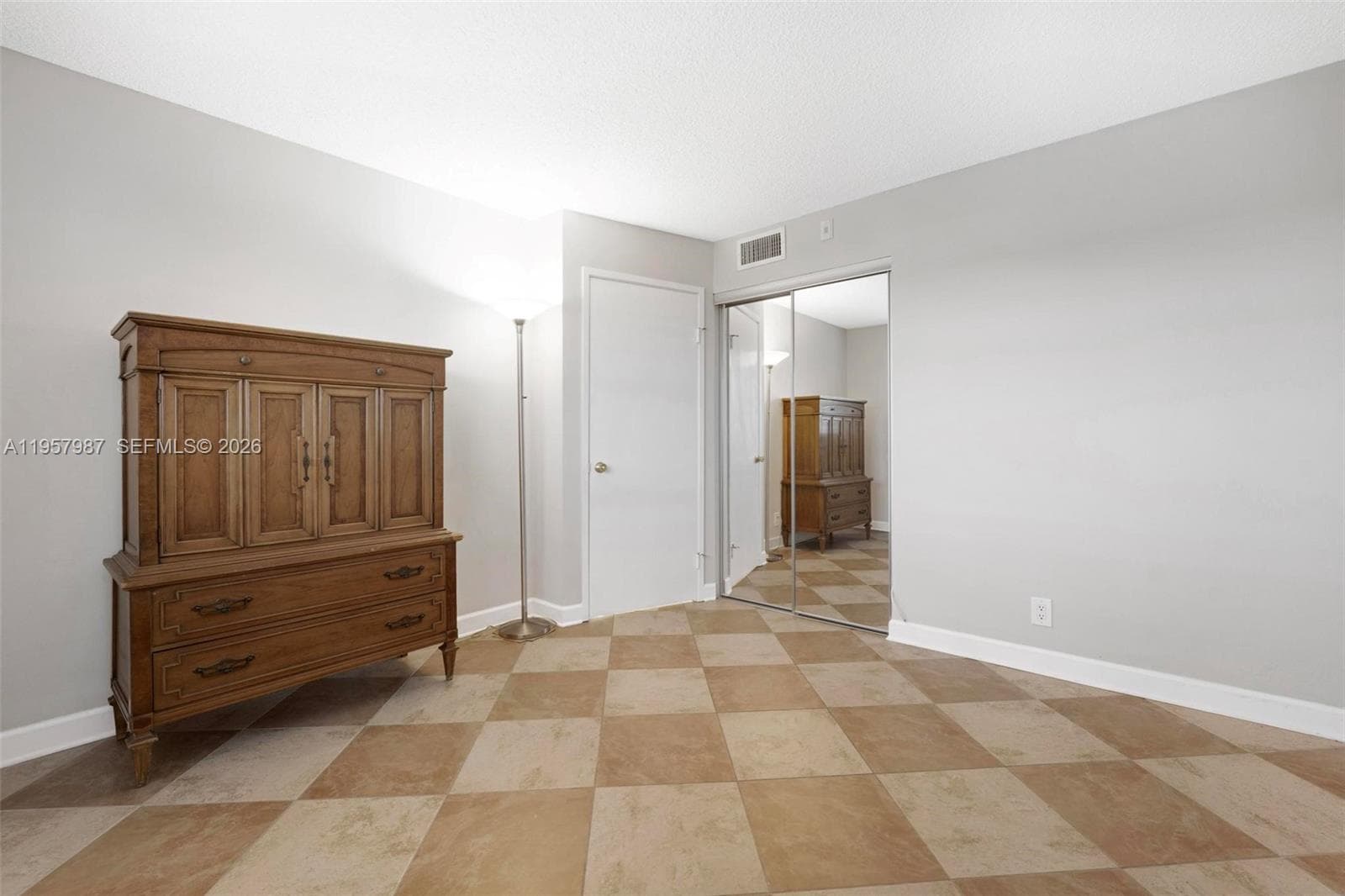 Fayrways Royale · #602 in Hallandale Beach - Photo 15