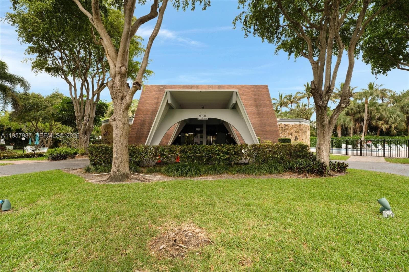 Fayrways Royale · #602 in Hallandale Beach - Photo 40