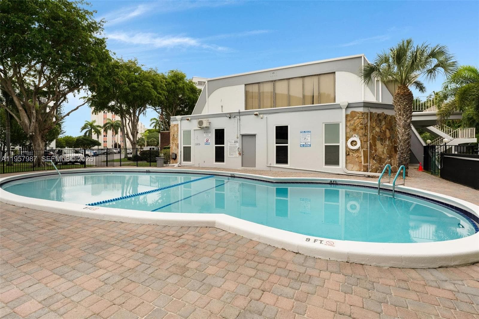 Fayrways Royale · #602 in Hallandale Beach - Photo 35