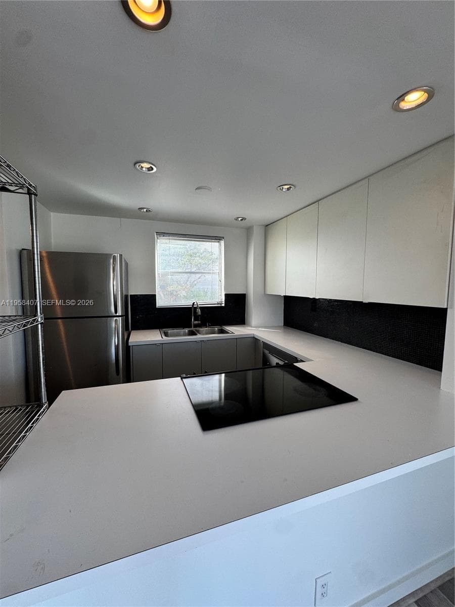 BAY PARK TOWERS CONDO · #303 in Miami - Photo 6