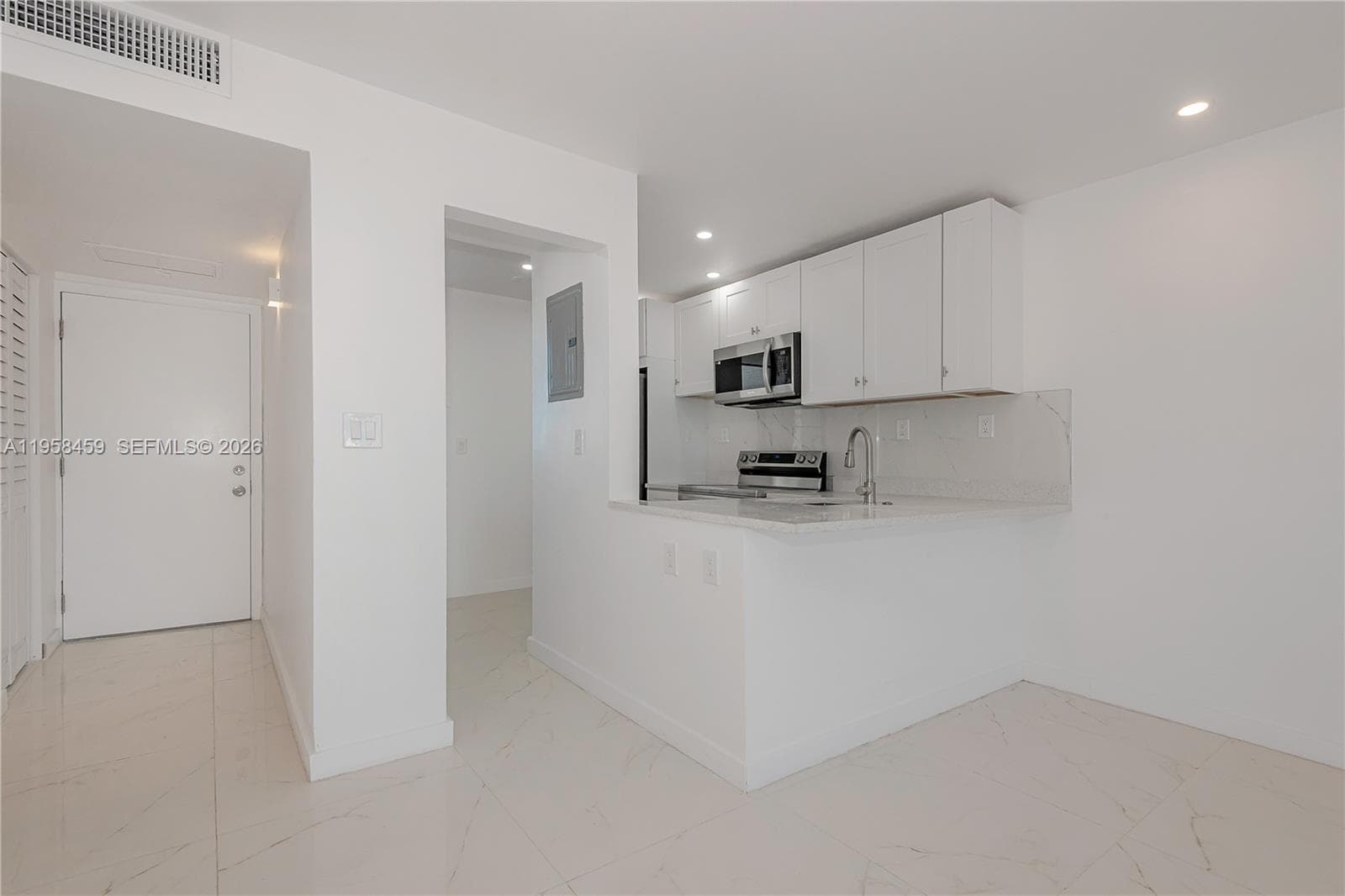 J · #J405 in Aventura - Photo 1