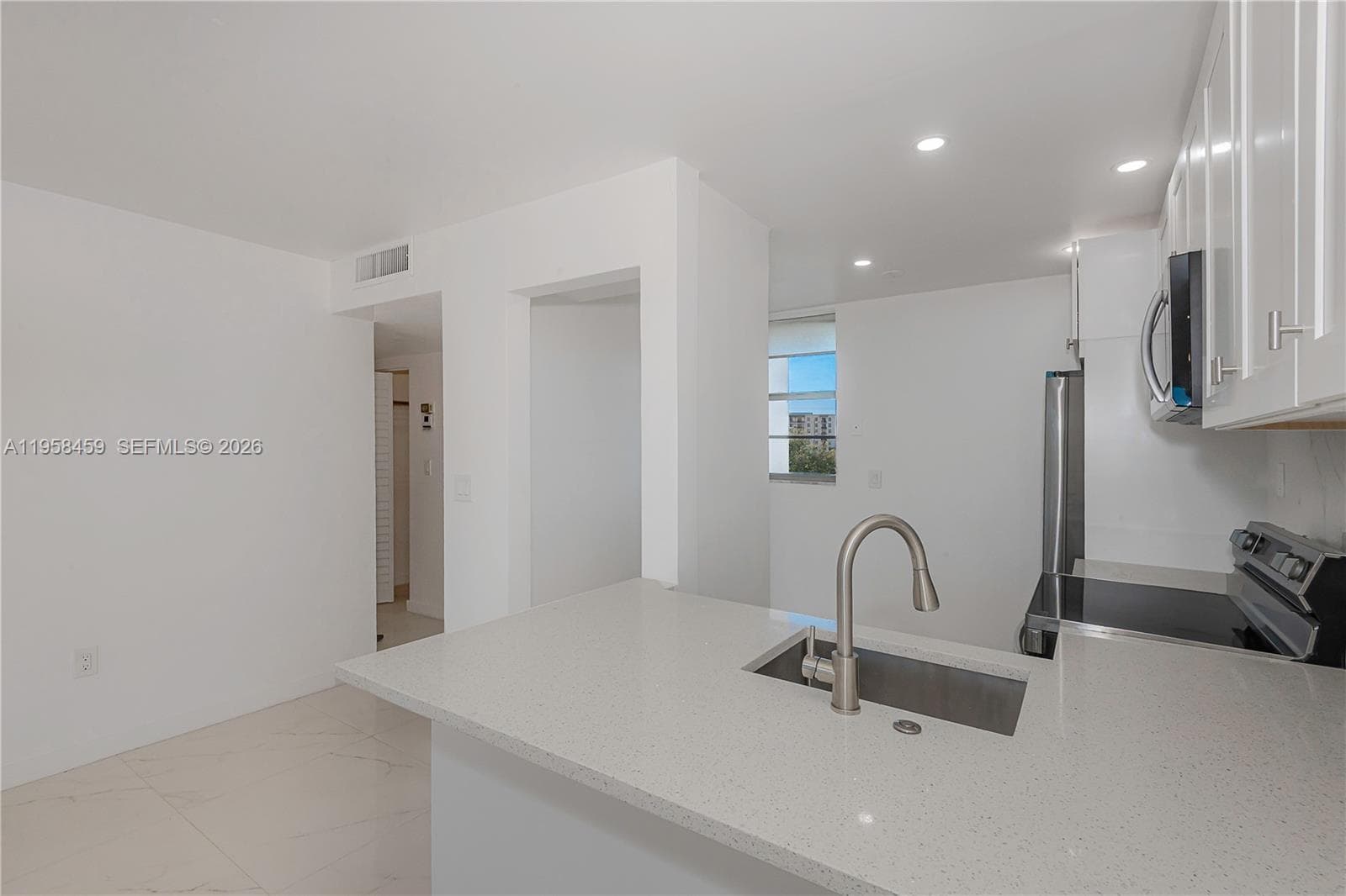 J · #J405 in Aventura - Photo 9
