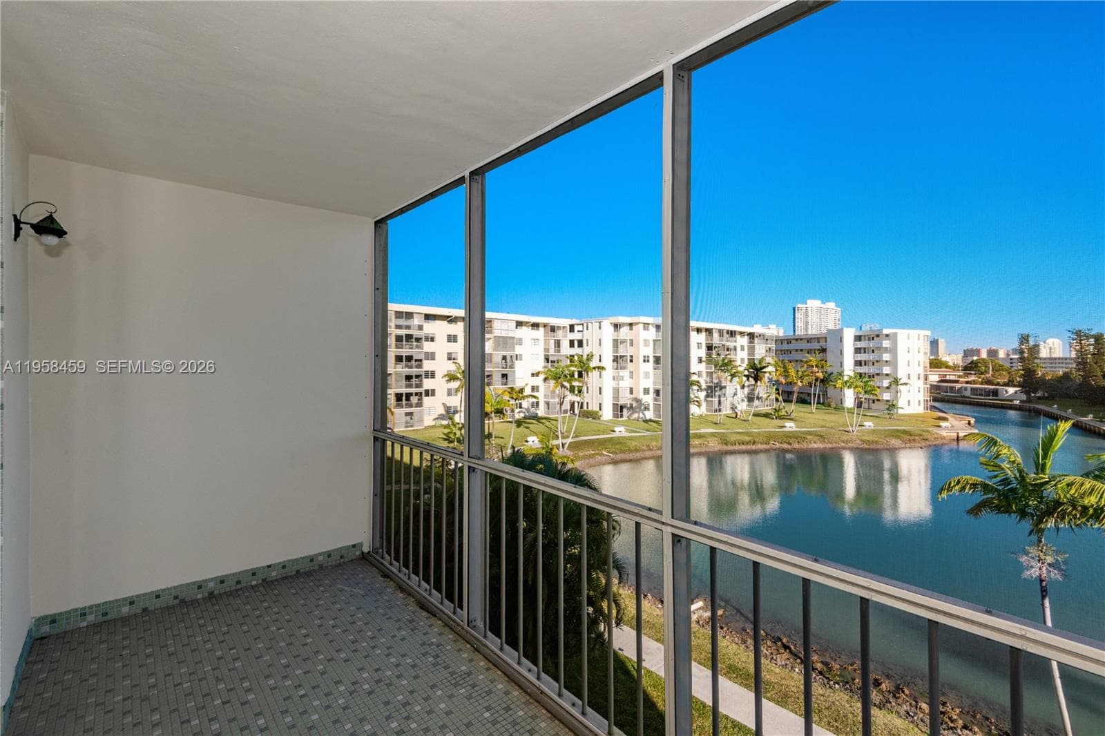 J · #J405 in Aventura - Photo 4