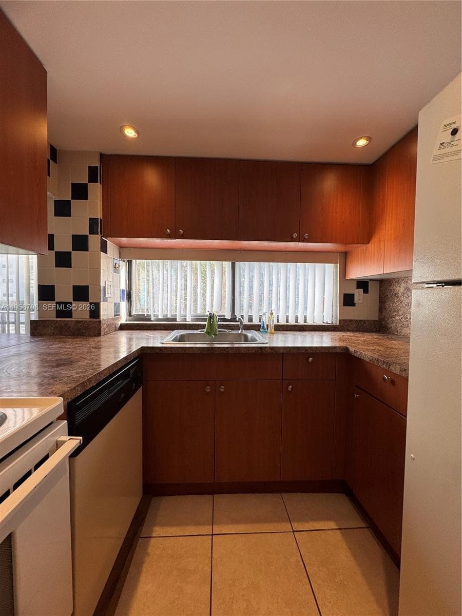 PLAZA OF AMERICAS CONDO P · #117 in Sunny Isles Beach - Photo 9