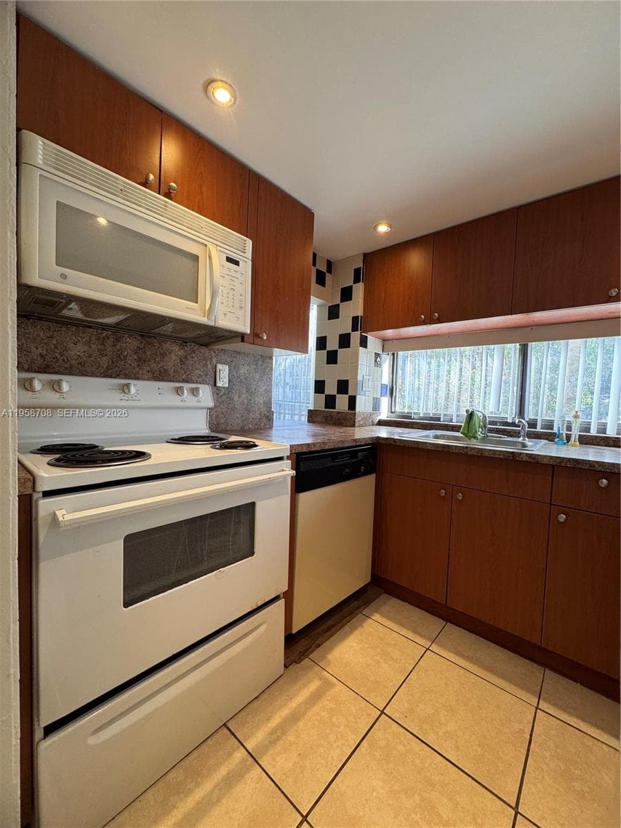 PLAZA OF AMERICAS CONDO P · #117 in Sunny Isles Beach - Photo 8
