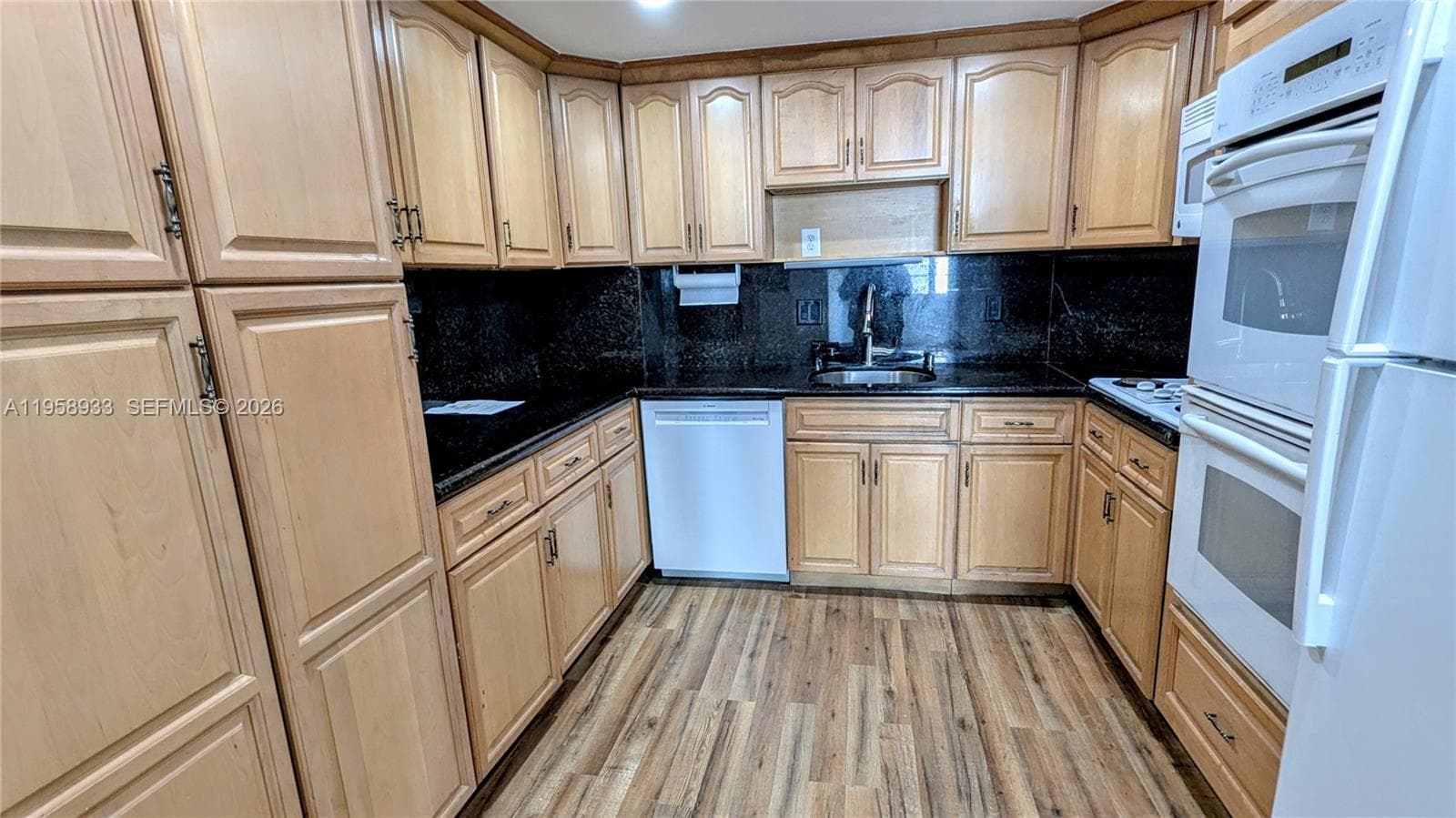 Arlen House 300 · #206 in Sunny Isles Beach - Photo 9