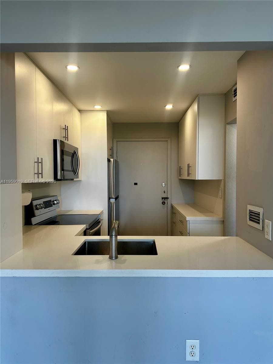 ADMIRAL TOWERS CONDO · #811 in Miami Beach - Photo 3